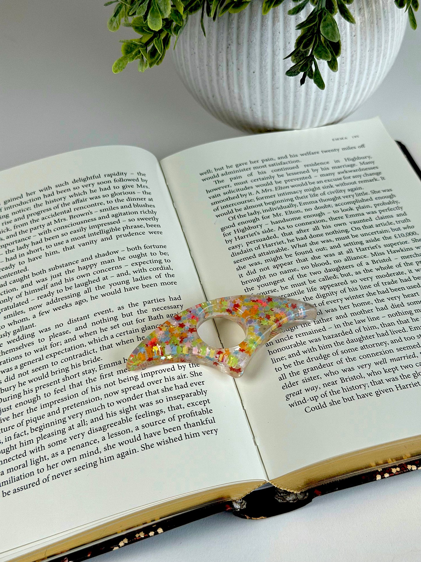 Acrylic Page Holder – Crescent Shape Glitter Thumb Book Holder for Comfortable Reading