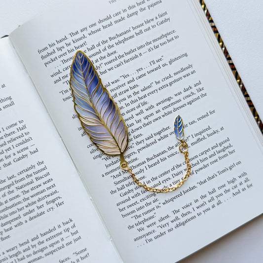 Elegant Feather Metal Bookmark with Chain – Gift for Book Lovers