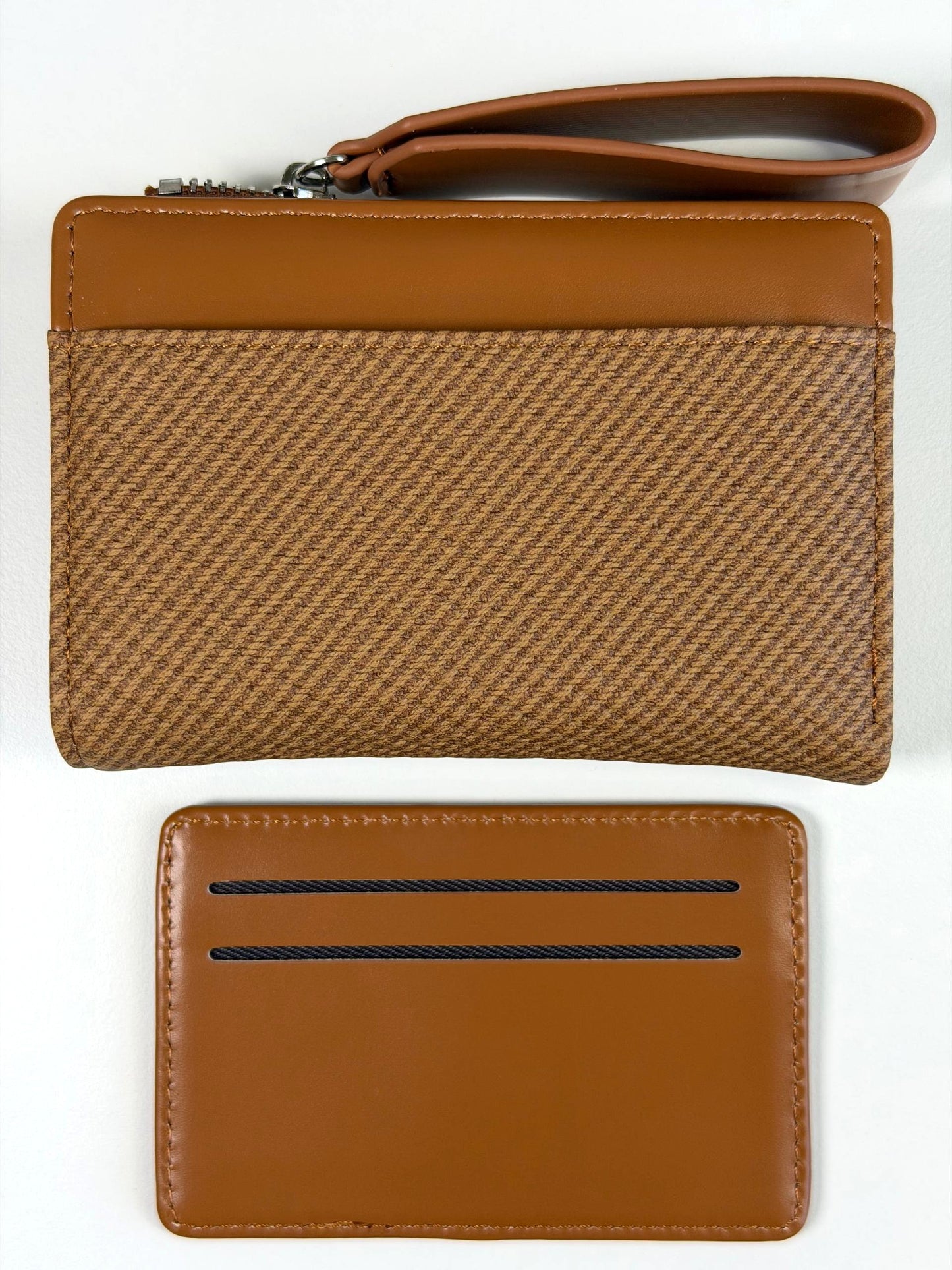 Cartera de muñeca y tarjetero desmontable marrón
